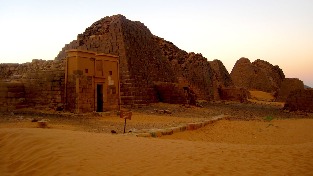 Traveling to Sudan and visiting Begrawiya pyramids